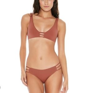 L space set Kennedy bottom Monroe top in Sahara